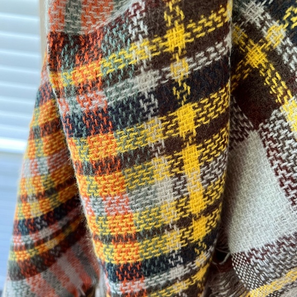 Apple Lane NWT scarf. No materials tag but loose soft weave. 46” wide, 52” long - Picture 4 of 8